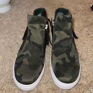 BRAND NEW Steve Madden wedge booties